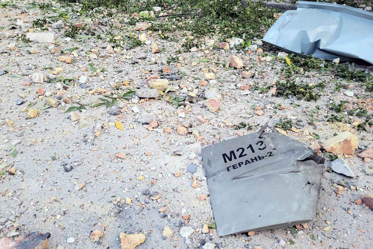 這張由烏克蘭武裝部隊拍攝並發布的資料照片顯示了據稱是伊朗製造的自殺式Shahed-136神風無人機的殘骸，這架無人機於2022年9月25日在烏克蘭的敖德薩鎮被擊落。（Handout / Armed Forces of Ukraine / AFP）