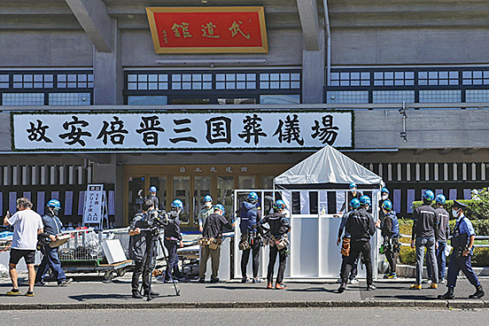 圖為9月26日，在日本東京，人們在日本武道館為安倍晉三的國葬做準備。（Getty Images）