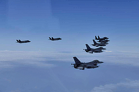 6月7日，美國和南韓戰鬥機在朝鮮半島上空聯合軍演，以回應北韓的導彈試驗。（Getty Images）