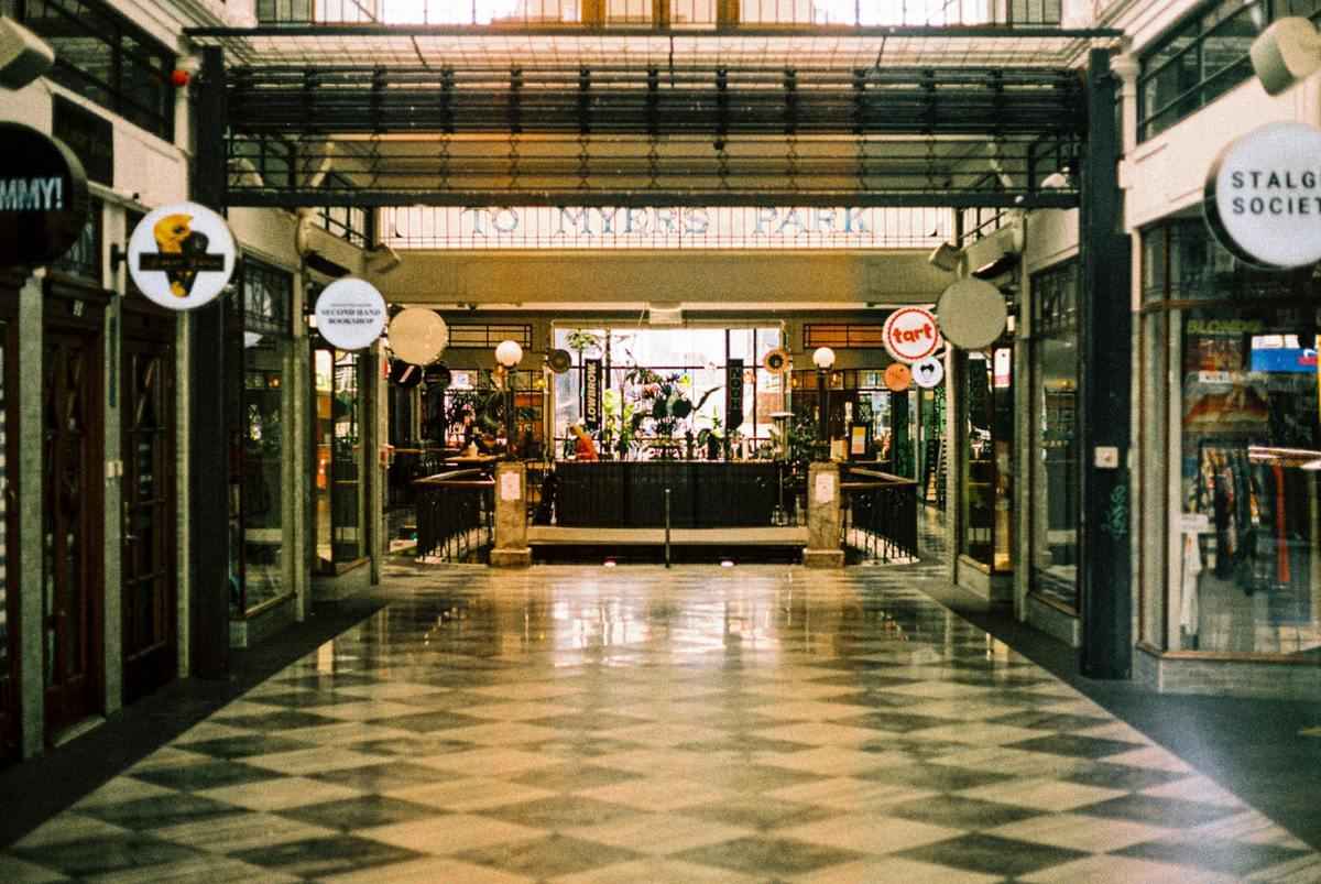 奧克蘭的卡蘭加哈普路小商店林立。(圖 / Unplash、Pixabay)
