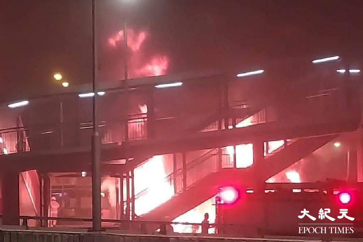 葵涌道行人天橋底之電單車露天停泊處今日凌晨突然起火。（劉港業／大紀元）