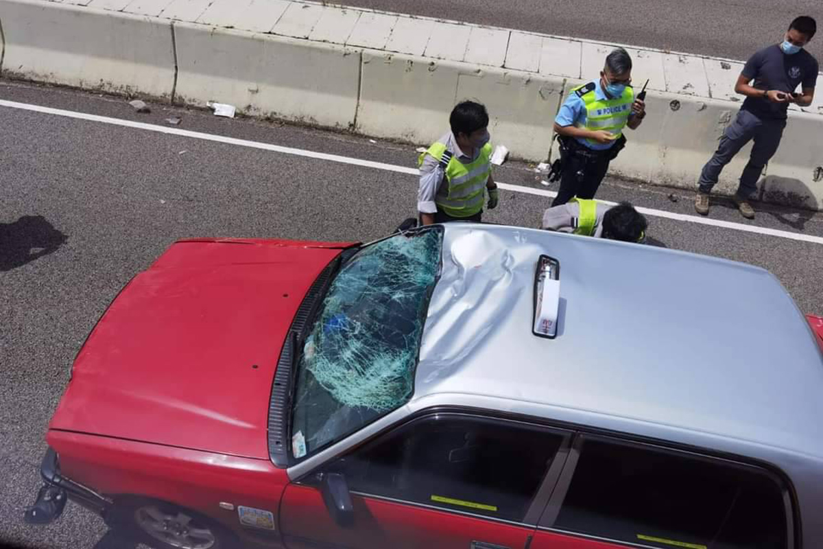 一輛的士擋風玻璃碎裂，車頂凹陷。（HongKong Car Cam Facebook）