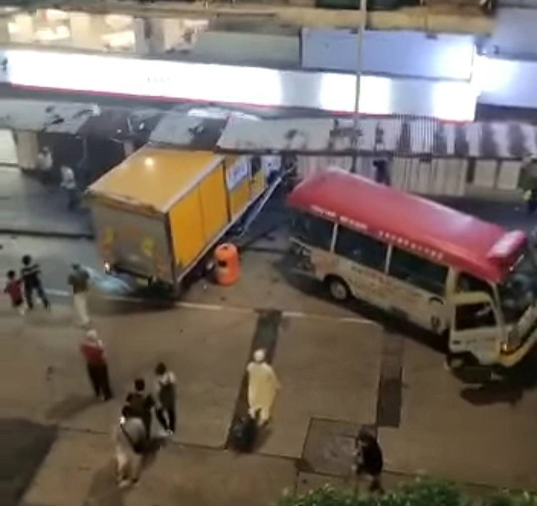 意外發生後，涉事貨車停在輔仁街一間銀行內。（車cam L Facebook圖片）
