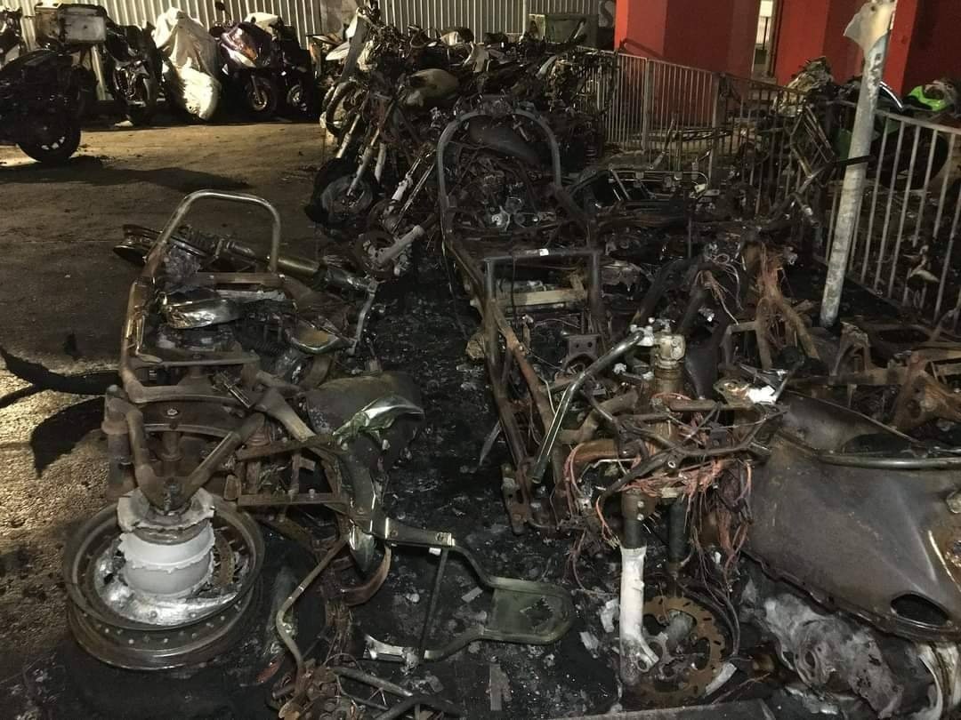 葵涌一個電單車露天停泊處昨日凌晨被縱火，約40部電單車及2部單車燒剩支架，警員拘捕一名疑涉案的43歲巴基斯坦裔男子。（劉港業／大紀元）