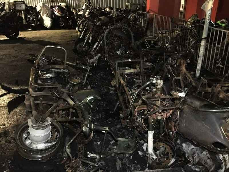 葵涌電單車停泊處遭縱火 40部電單車及兩部單車燒剩支架
