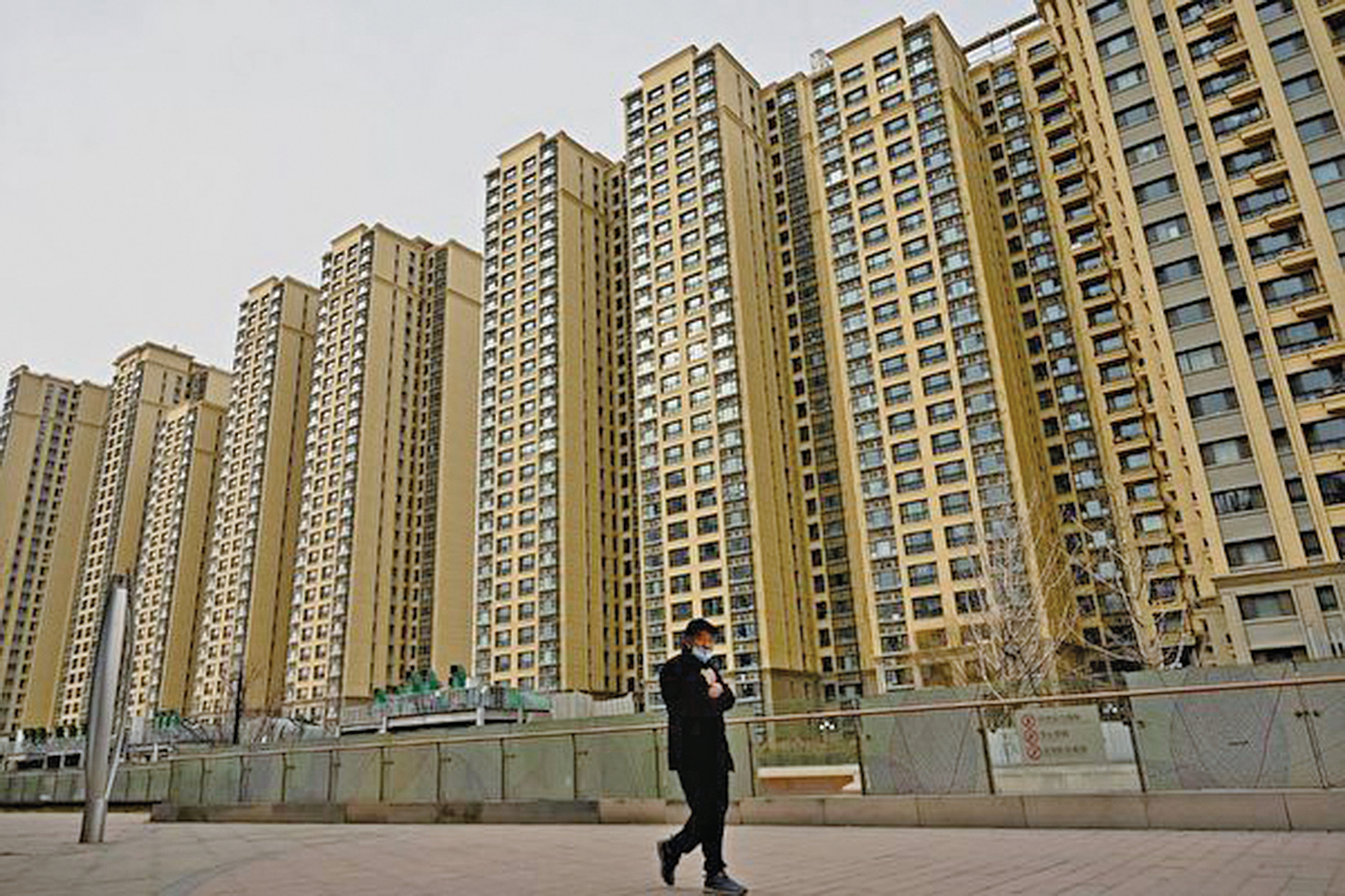 中國各大城市整體樓價都在下跌，但全國銷售平均價卻從第二季持續攀升，并在8月份創下新高。中國樓價之高，讓普通民眾「望樓興嘆」，而千萬豪宅卻逆勢上揚。（Noel Celis / AFP）