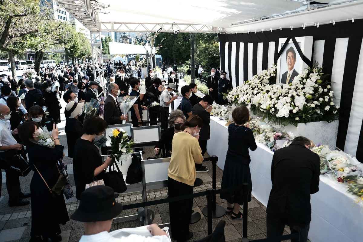 2022年9月27日，日本前首相安倍晉三國葬的當天，大批民眾排隊數小時來到安倍的遺像前獻花。（JAPAN POOL VIA JIJI PRESS / JIJI PRESS / AFP）