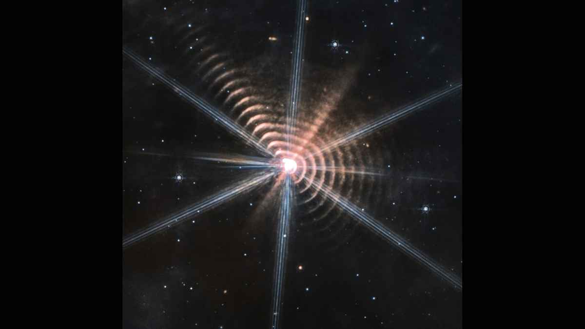 韋伯望遠鏡拍到恆星WR140的光環呈現嵌套的「似圓又方」的結構。（NASA/ESA /CSA/Ryan Lau/JWST ERS Team/Judy Schmidt）