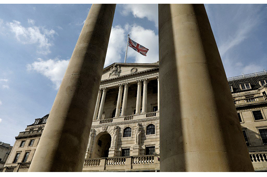周三（28日）英倫銀行為了穩定市場秩序，突然作出決定入市購買長期英債，以壓低正急升中的債息率。（ISABEL INFANTES / AFP）