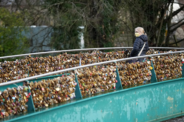 2021年12月29日，英國貝克韋爾（Bakewell），民眾為了表達他們的愛意或紀念失去的人，在懷伊河（River Wye）上一座橋掛滿了數以千計的掛鎖，這些鎖被稱為「愛鎖」。(圖/ Getty Images：Christopher Furlong)