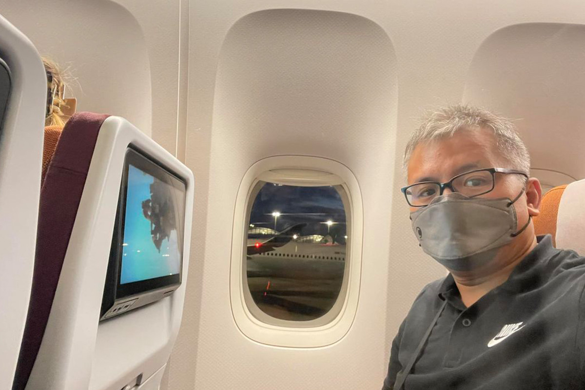 陳朗昇成功登上前往曼谷的飛機，預計在本港時間今晚9時45分抵達曼谷。（陳朗昇Facebook圖片）