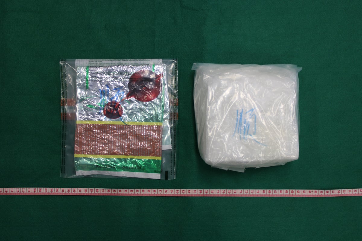 海關檢獲11包以錫紙茶葉袋包裝的冰毒，市值670萬元。（政府新聞處）