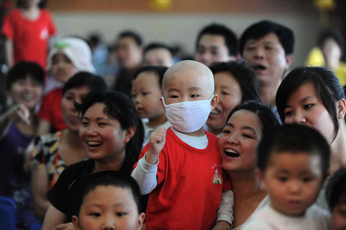 在中國安徽省合肥市，一群患有白血病的兒童參加籌款活動，以幫助他們的家人支付治療費用。照片攝於2012年5月27日。（CHINA OUT/STR/AFP）