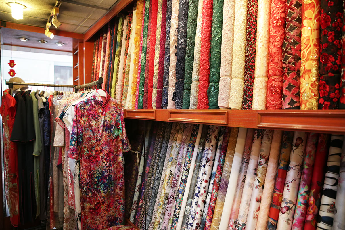 一件旗袍的背後是工藝、智慧和耐性的結合，是一針一線細膩的縫紉技術。（Sasa提供）