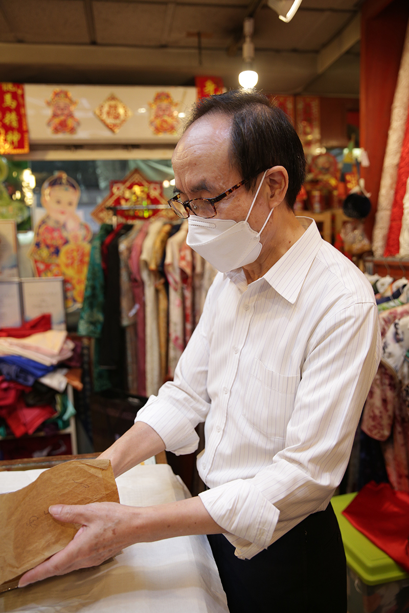香港第一家旗袍店「美華時裝」的第三代傳人簡漢榮師傅。（Sasa提供）
