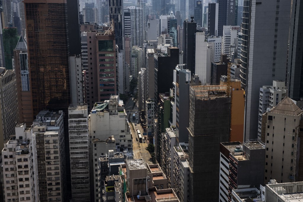近期香港樓市疲弱，銀主盤去貨速度減慢，滾存盤量升至166個，為香港爆疫近3年來的次高。此外，二手放盤量亦逼近五年來高點。(ISAAC LAWRENCE / AFP)