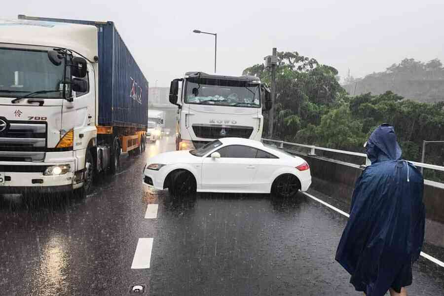 重型貨車疑不知撞及私家車 橫推數百米後始停低