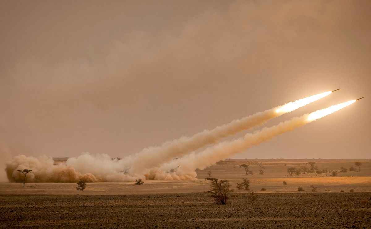 2021年6月9日，在摩洛哥舉行的非洲獅軍演期間，美國M142高機動火箭炮系統（HIMARS）發射器齊射。（FADEL SENNA/AFP via Getty Images）