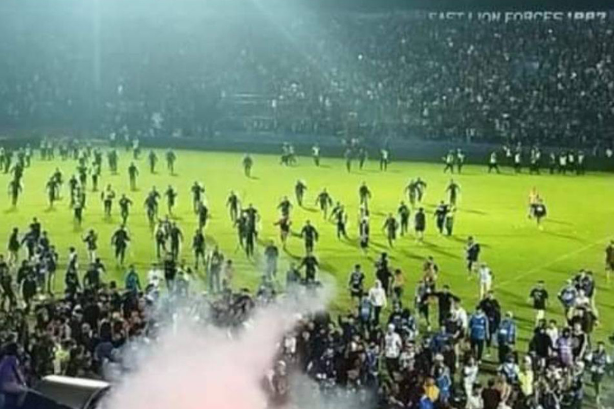 防暴警員衝入球場追打球迷，同時亦施放催淚氣體。 （網絡影片截圖）