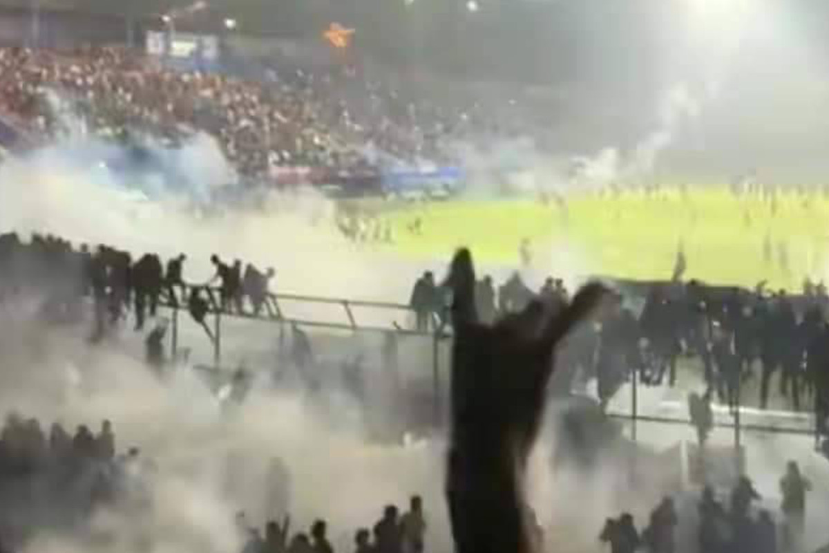 警方釋放大量催淚彈鎮壓球迷。（網上圖片）