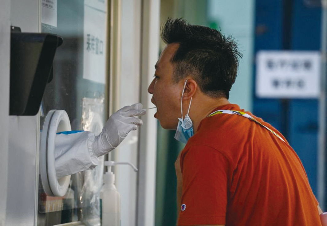 2022年8月31日，北京民眾做核酸檢測。（AFP）