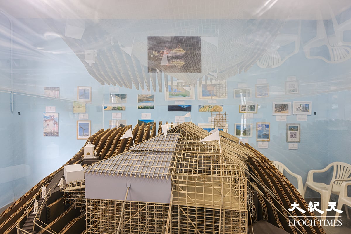 蒲台島村公所內展出的天后誕戲棚模型與今次藝術節徵集的一系列攝影、繪畫作品。（陳仲明／大紀元）