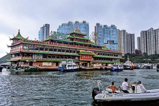 承載著香港輝煌歷史，猶如海上明珠的「世界最大海上食府」珍寶海鮮舫，2022年6月14日因遭疫情重創而黯然離港。（宋碧龍／大紀元）