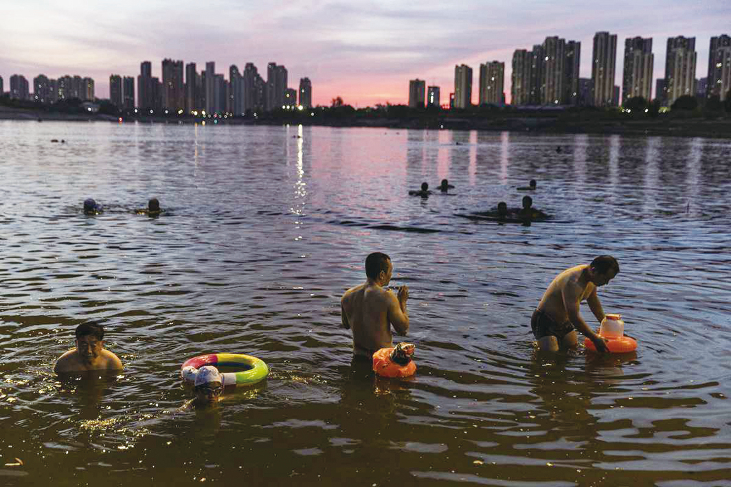 2022年8月19日，中國武漢市，高溫炎熱的天氣下，民眾到漢江游泳消暑。（Getty Images）
