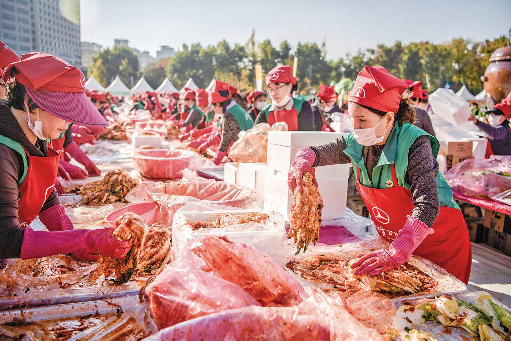 受市場競爭壓力及紹菜持續減產的影響，去年有近一半南韓泡菜生產商因業績不佳暫時甚至永久結業。圖為2018年11月，在南韓首爾舉行的泡菜製作節。（Getty Images)