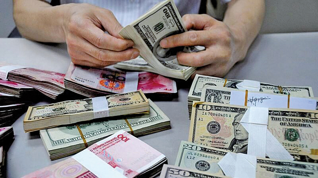據傳中共央行要求各大國有銀行的海外分行，準備在離岸市場拋售美元，以阻止人民幣繼續貶值。（VCG/VCG via Getty Images）