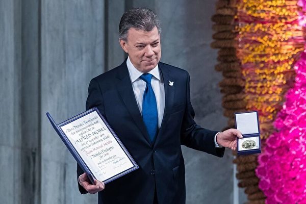圖為今年12月10日，哥倫比亞總統桑托斯在挪威奧斯陸市政廳舉行的諾貝爾和平獎頒獎典禮上接受諾貝爾和平獎。（Nigel Waldron/ Getty Images）