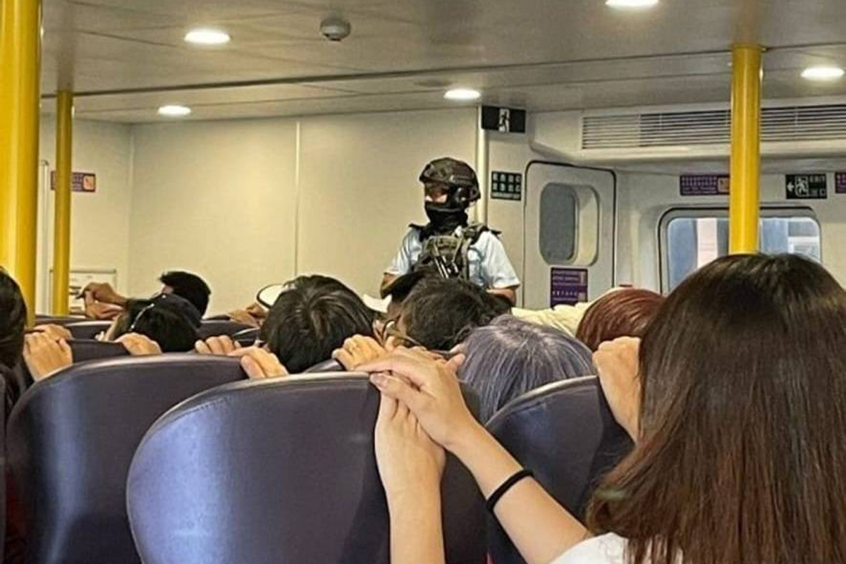 警員全副武裝上船，命令所有乘客將雙手放在前方。（網上圖片）