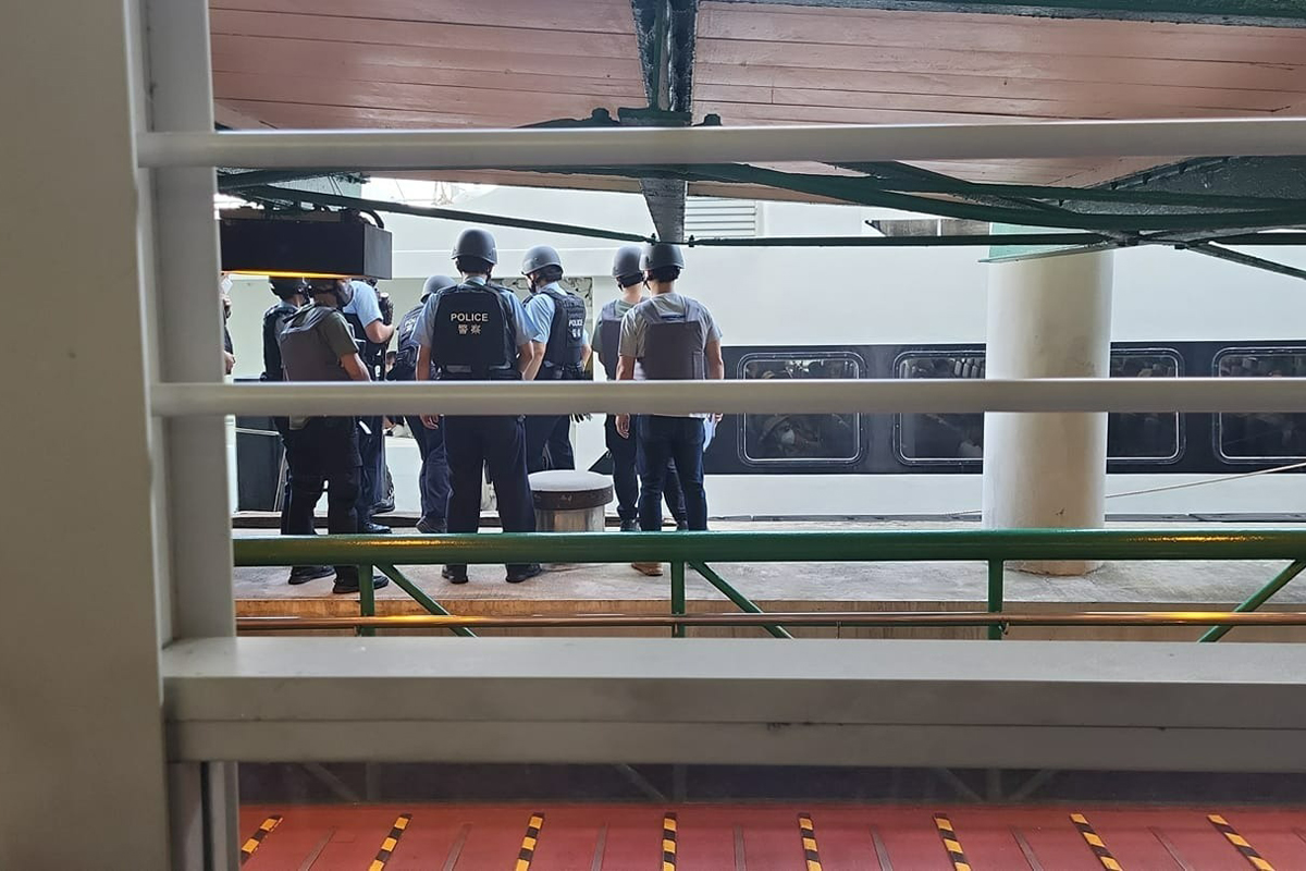 多艘水警輪下午4時許，於中環碼頭對開包圍目標渡輪。（網上圖片）