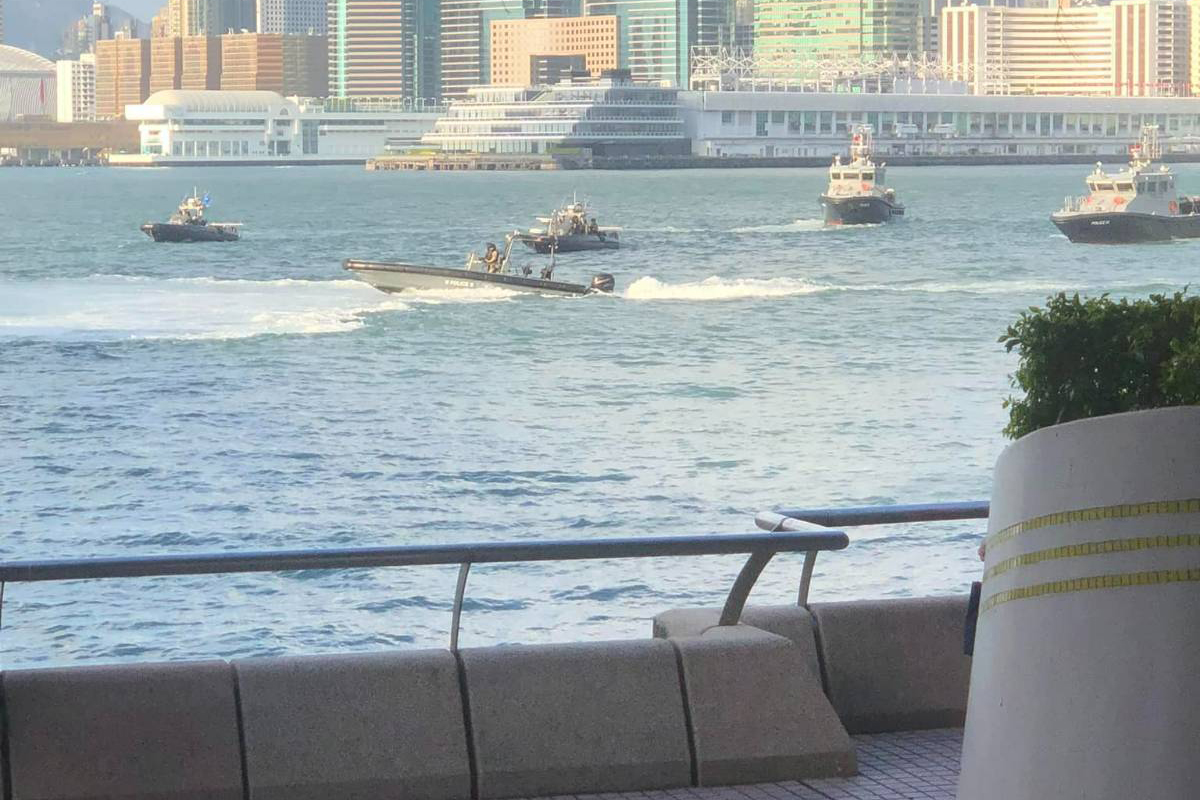 多名警員登上渡輪。（網上圖片）