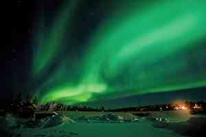 特殊太陽冕洞令較低緯度也能觀賞到絢麗極光