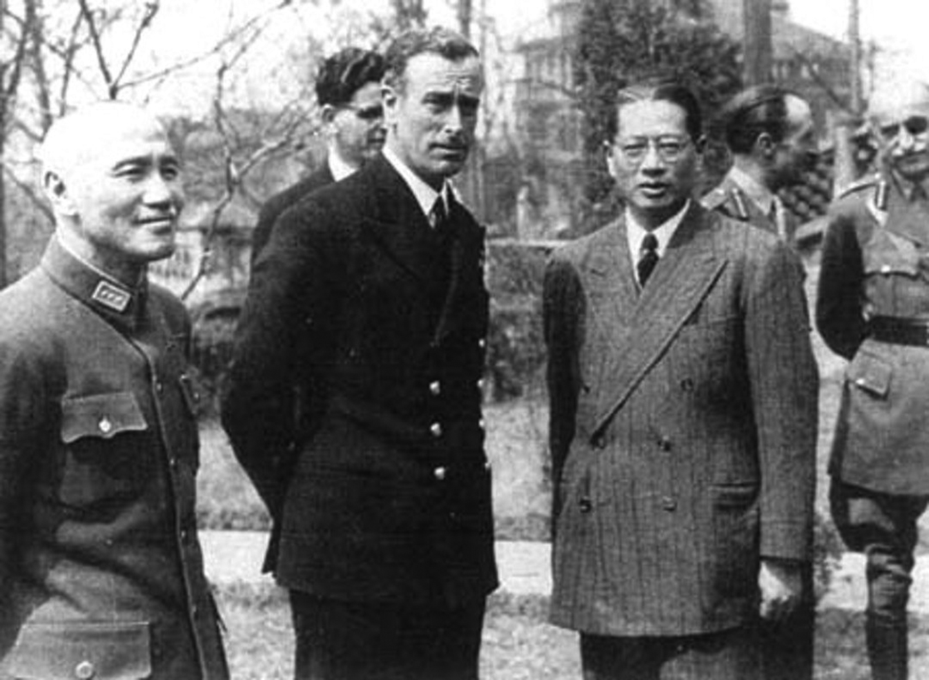 宋子文、蔣介石在重慶與英國東南亞戰區統帥蒙巴頓合影，1943年10月。（維基百科）