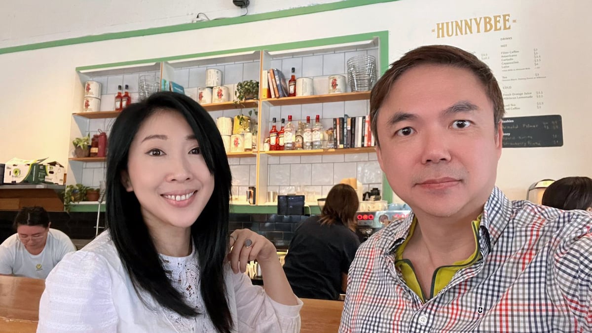 Fiona（左）溫哥華旅行時與香港資深對沖基金經理錢志健合照。（受訪者提供）