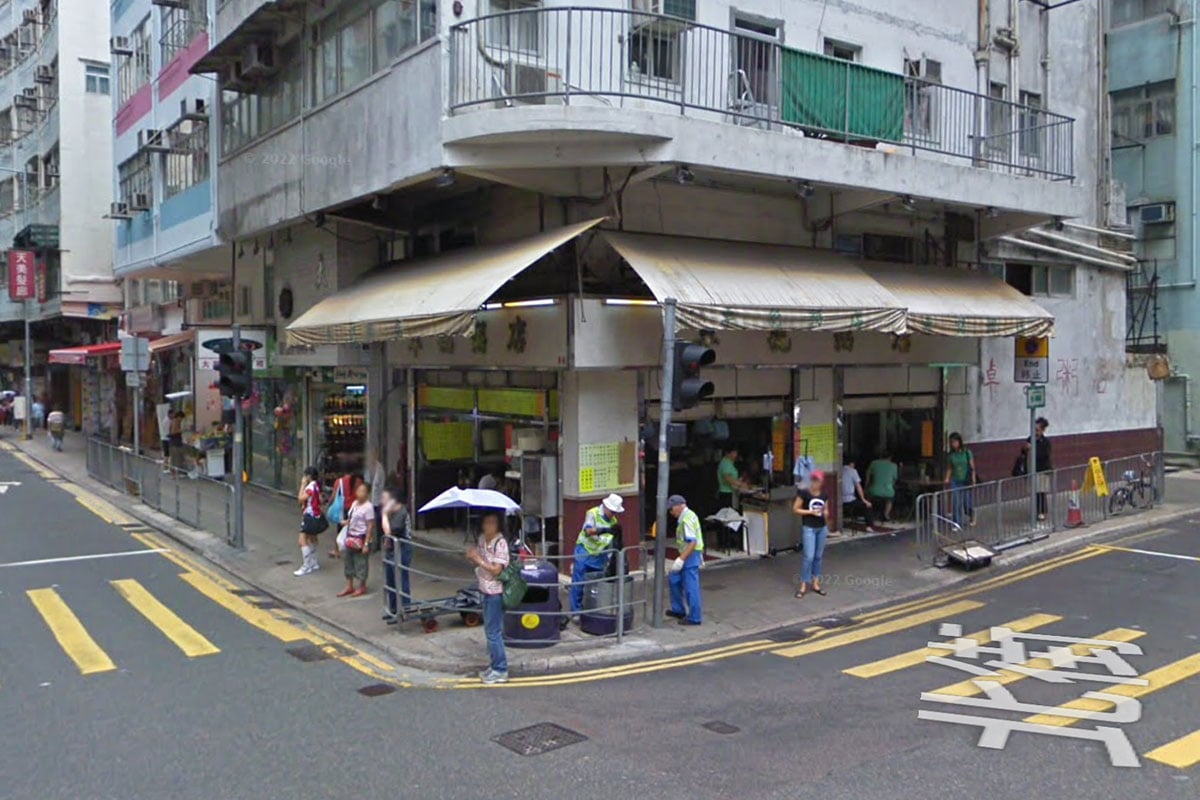 「西環三寶」之一、已遷出卑路乍街54號舖位的卓記粥店。（Google街景圖 - 2009年8月）