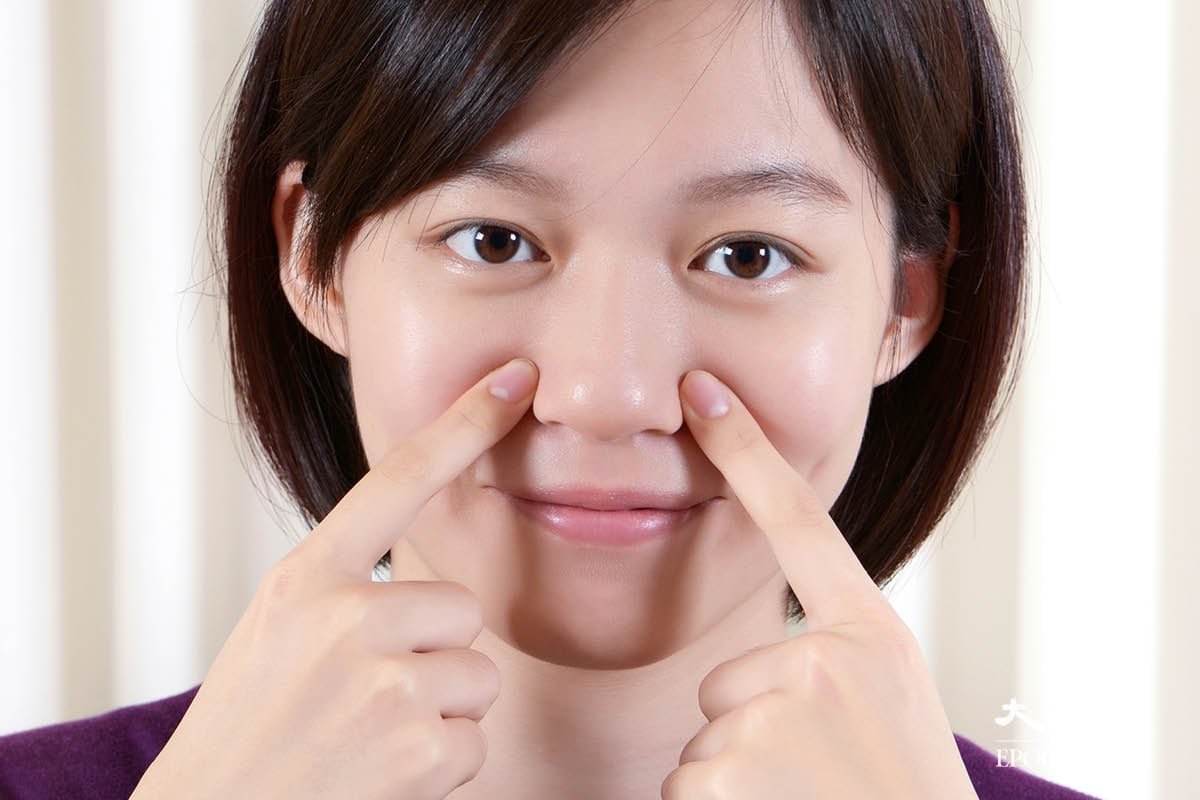 按摩迎香穴可以增強面部的血液循環，促進皮膚排毒，消除眼部浮腫及預防肌膚鬆弛。（龔安妮／大紀元）