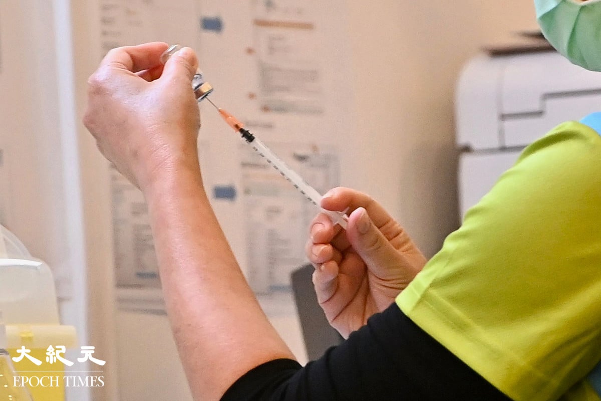 政府公布，長者、孕婦等5類優先組別人士可於今年內免費接種額外的COVID-19疫苗加強劑，本月20日起可經網站預約。資料圖片。（宋碧龍／大紀元）