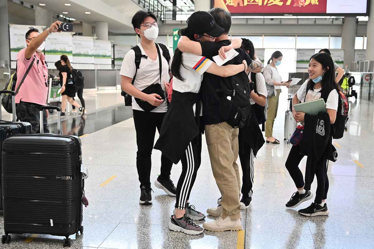 香港於2022年9月26日取消了強制性酒店隔離及一些世界上最嚴厲的旅行限制，這些限制打擊了經濟並使金融中心在國際上處於孤立狀態。圖為9月27日到達香港國際機場的親人在擁抱。（Peter PARKS / AFP）