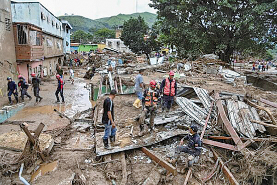 2022 年 10 月 9 日，在委內瑞拉阿拉瓜州拉斯特赫里亞斯，消防員在廢墟中尋找受害者或倖存者。（YURI CORTEZ/AFP）