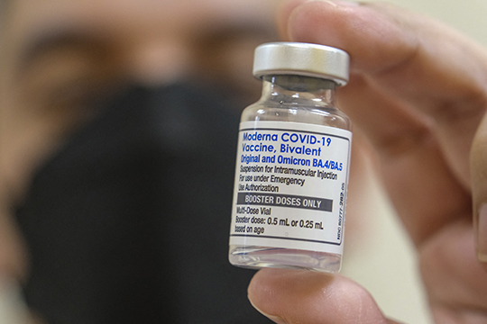 港府今（7日）公布第五劑及二價疫苗新安排。（RINGO CHIU/AFP）
