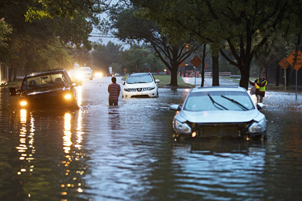 2017年9月，哈維颶風過後，給休斯頓留下了數十萬輛被洪水泡過的汽車。（Erich Schlegel/Getty Images）