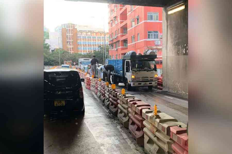 私家車翻側司機逃去 上班時間加士居道癱瘓