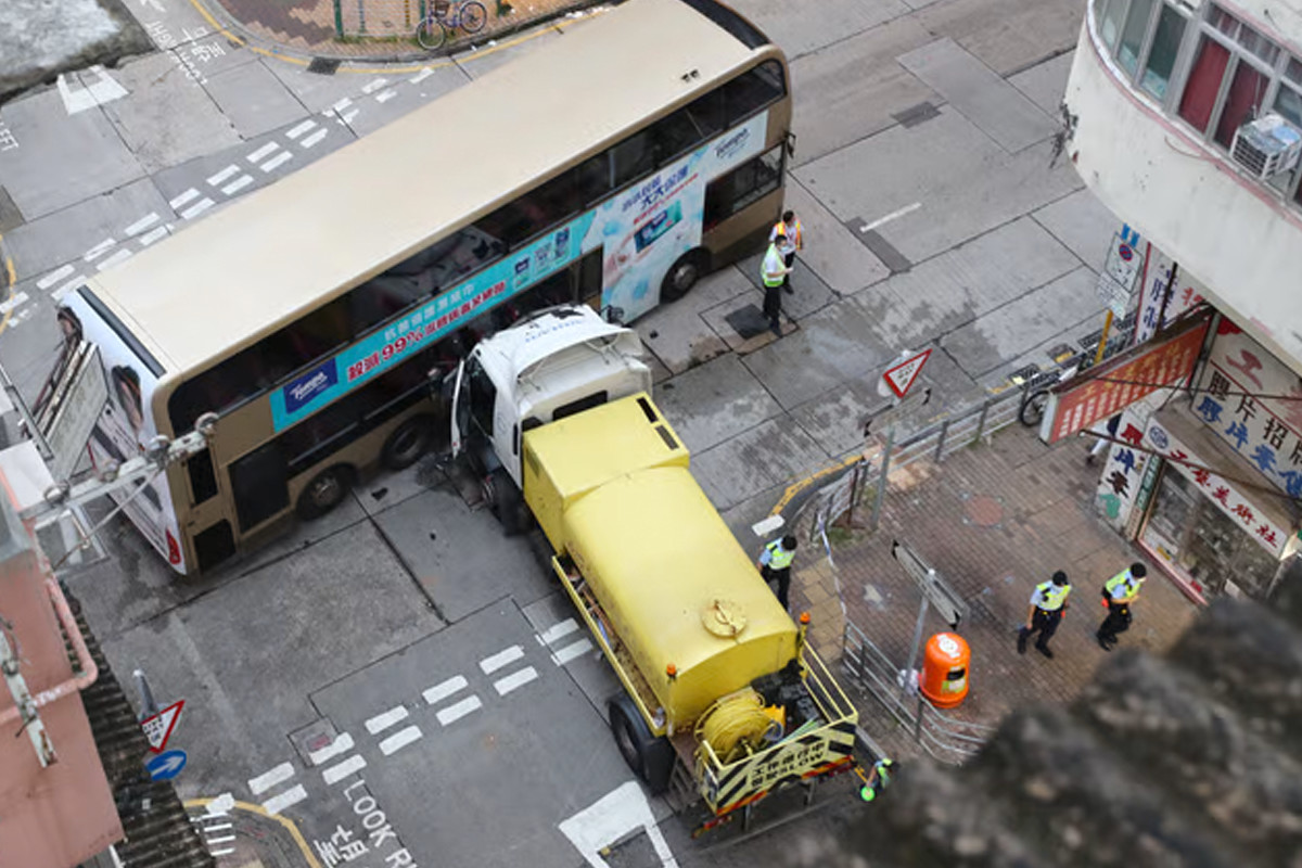 一輛洗街車於2020年9月攔腰撞向巴士致多人受傷，涉事司機今日（14日）在區域法院被判危險駕駛罪成。（《蘋果日報》圖片）