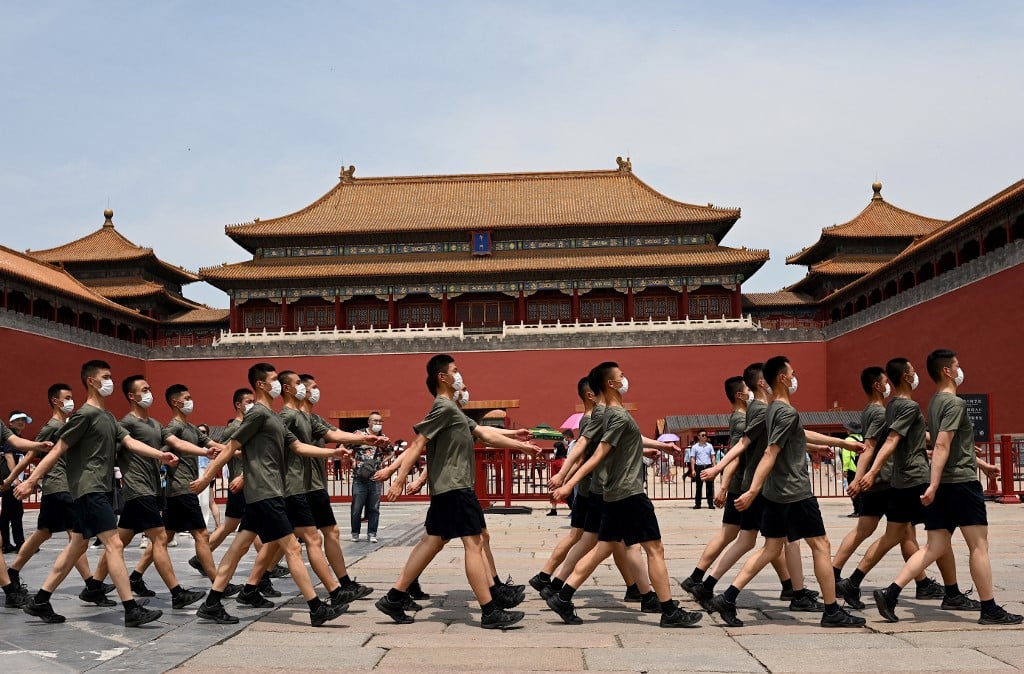 圖為2021年6月，中共軍方戰士列隊通過紫禁城入口。（Noel Celis / AFP）