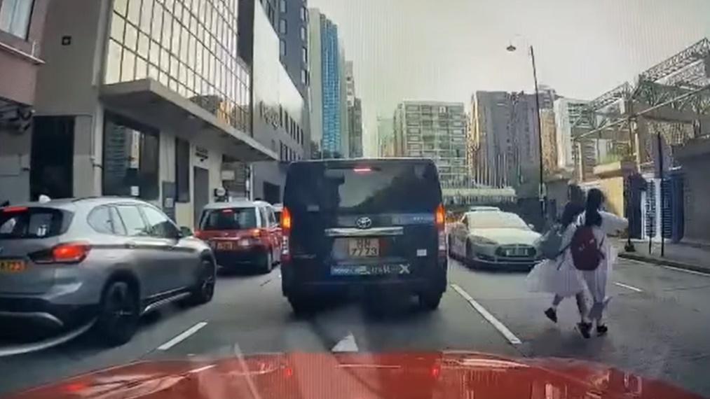車Cam直擊｜尖沙咀兩女生「攝車罅」過馬路 雙遭Tesla撞飛