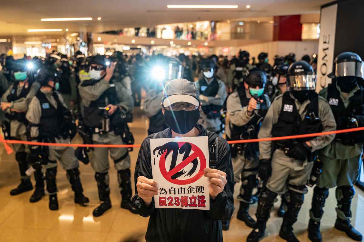 二十大揭幕之前10天，港府突然將23條立法議程刪除。圖為2020年4月26日，香港民眾在太古城中心舉行抗議活動，反對23條立法。（Anthony Kwan/Getty Images）