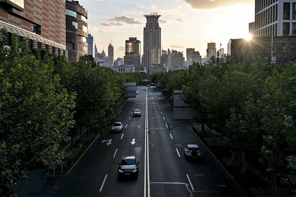 圖為2022年10月17，上海陸家嘴金融區的街道。(HECTOR RETAMAL / AFP)